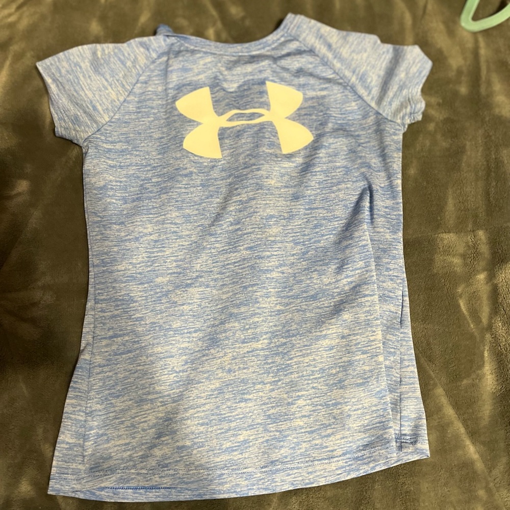 Blue under armor shirt in great shape